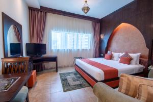 TV a/nebo společenská místnost v ubytování First Central Hotel Suites