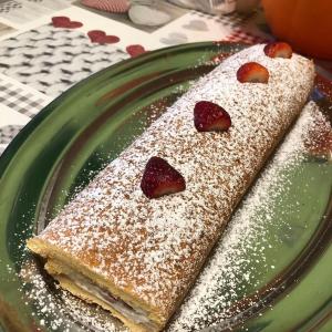 a green plate with two pieces of toast with strawberries on it at la masseria di Antonio e Teresina in Colli al Volturno +97 photos