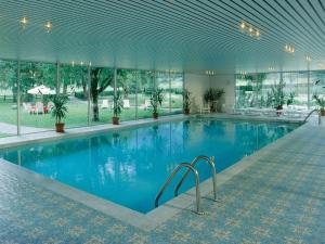 ein großer Pool in einem großen Gebäude in der Unterkunft Belle Epoque Hotel Victoria & Apartments in Kandersteg