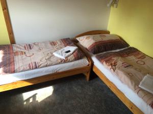 Postel nebo postele na pokoji v ubytování Lesní Bouda
