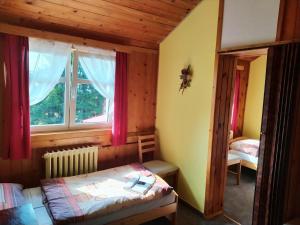 Postel nebo postele na pokoji v ubytování Lesní Bouda
