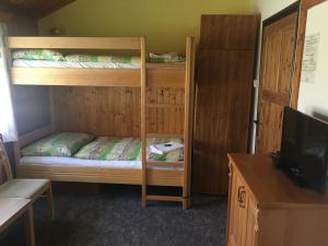Postel nebo postele na pokoji v ubytování Lesní Bouda