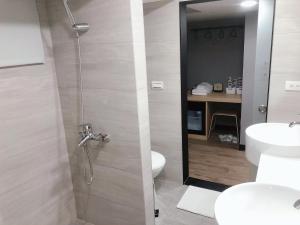 Koupelna v ubytování CY Hotel