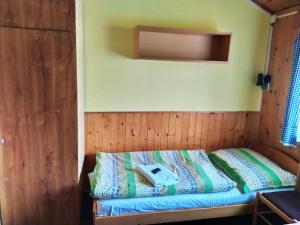 Postel nebo postele na pokoji v ubytování Lesní Bouda