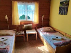 Postel nebo postele na pokoji v ubytování Lesní Bouda