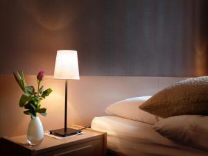 Ein Bett oder Betten in einem Zimmer der Unterkunft Hôtel la Suite