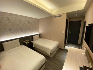 Postel nebo postele na pokoji v ubytování Chair Man Hotel