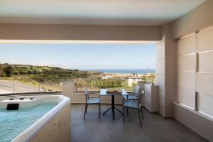 łazienka ze stołem i wanną w obiekcie Zen Luxury Home, Family Sea Escape! w mieście Magnisía