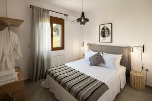 sypialnia z łóżkiem z białą pościelą i oknem w obiekcie Zen Luxury Home, Family Sea Escape! w mieście Magnisía +37 zdjęć