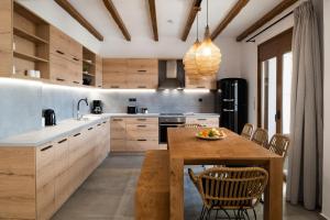 kuchnia z drewnianym stołem z misą owoców w obiekcie Zen Luxury Home, Family Sea Escape! w mieście Magnisía