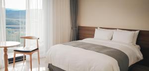 The N Resort Hotel&Spa YangYang客房内的一张或多张床位