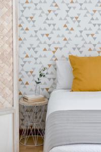 een slaapkamer met een bed en een geometrische muur bij Go Madrid Apartments by Olala Homes in Madrid