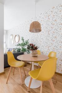 comedor con mesa y sillas amarillas en Go Madrid Apartments by Olala Homes, en Madrid