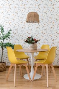een eetkamer met een tafel en gele stoelen bij Go Madrid Apartments by Olala Homes in Madrid