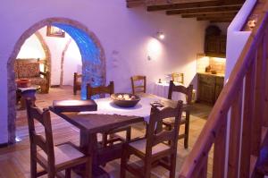 - une table et des chaises dans une cuisine avec une voûte dans l'établissement Ardamis, à Monemvasia