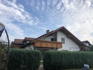 メッケンベウーレンにあるLandhaus Monikaの縞の白屋