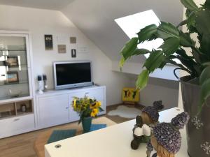 uma sala de estar com uma mesa e um vaso de plantas em Ferienwohnung „Anhaide“ em Wörth am Rhein