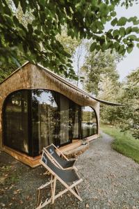 dom, który siedzi na ziemi w obiekcie Falkensteiner Premium Camping Lake Blagus w mieście Sveti Jurij ob Ščavnici