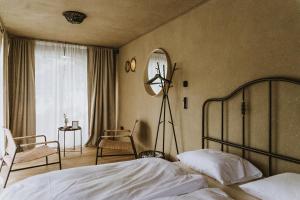 um quarto com uma cama, um espelho e uma janela em Falkensteiner Premium Camping Lake Blagus em Sveti Jurij ob Ščavnici