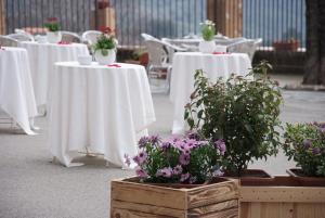 Reštaurácia alebo iné gastronomické zariadenie v ubytovaní Hostal Montserrat