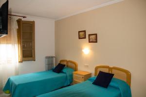 Posteľ alebo postele v izbe v ubytovaní Hostal Montserrat