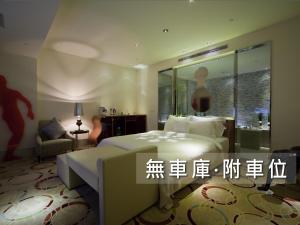 a large room with a large mirror and a large bed at Wego Funtel - Dazhi Branch in Taipei