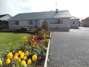 Barrow View B&B في Mountmellick: منزل فيه باقة ورد في ساحة