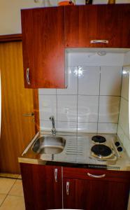 cocina con fregadero y fogones en A3 Mesic, en Igrane
