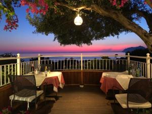 アギオス・ゴルディオスにあるAgios Gordios Stevens on the hillの海の景色を望むデッキのテーブル