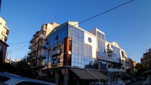 um edifício de vidro alto numa rua da cidade em Loft Office House em Drama