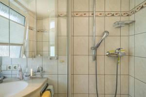 Ένα μπάνιο στο Ferienwohnung Lilo +15 φωτογραφίες
