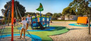 Maistra Camping Amarin Mobile homes的儿童游玩区