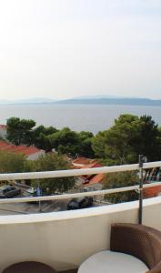 balcón con vistas al océano en A3 Mesic, en Igrane