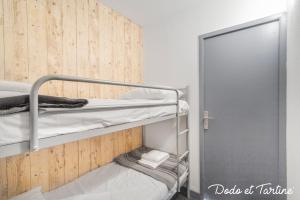 Zimmer mit einem Etagenbett und einer Holzwand in der Unterkunft Lovable studio close to the beach - Dodo et Tartine in Saint-Cyr-sur-Mer