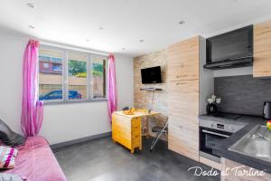 um quarto com cortinas cor-de-rosa e um lavatório em Lovable studio close to the beach - Dodo et Tartine em Saint-Cyr-sur-Mer