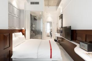 Un pat sau paturi într-o cameră la Ruby Louise Hotel Frankfurt