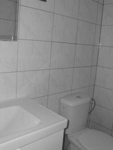 e bagno con servizi igienici, lavandino e vasca. di La Konnet a Rougnat