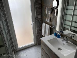 ein Bad mit einem Waschbecken und einer Dusche in der Unterkunft Edificio Prieto VIV 5 in Puerto del Rosario