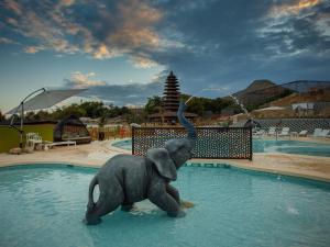 una estatua de un elefante parado en el agua en Magic Natura Resort, en Benidorm