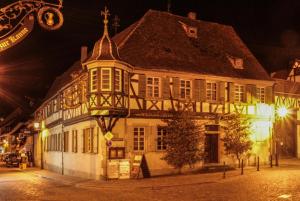 an old building on a street at night at Kurpark-Residenz Deidesheim in Deidesheim