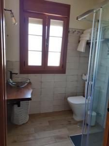 A bathroom at Apartamentos y Casa La Paredana, agroturismo