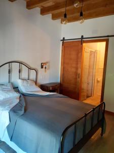 A bed or beds in a room at Apartamentos y Casa La Paredana, agroturismo