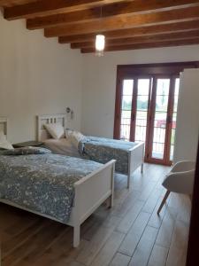 A bed or beds in a room at Apartamentos y Casa La Paredana, agroturismo