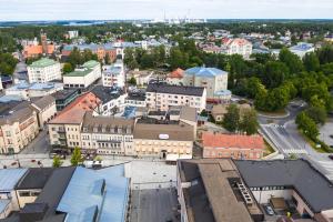 uma vista aérea de uma cidade com edifícios em Comfort Guesthouse em Pietarsaari