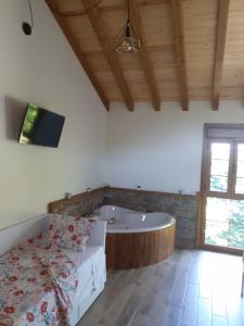 A bed or beds in a room at Apartamentos y Casa La Paredana, agroturismo