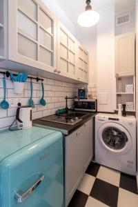 a kitchen with a washing machine and a washer at Apartamenty Wójcik Loft in Gdynia