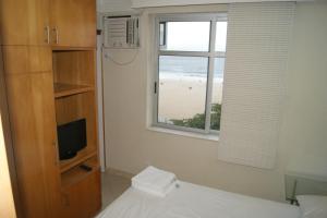 a bedroom with a window with a view of the beach at xxxxxxxxxxxxxxxxxxxxxxxxxxxxxxxxxxxxxxxxxxxxxxxx in Rio de Janeiro