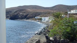 a view of a beach with houses and mountains at Casa Ale in Playa Quemada