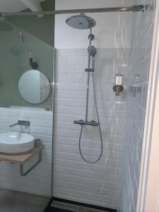 Vonios kambarys apgyvendinimo įstaigoje Logement rénové et moderne au Sacré Coeur Cholet