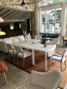 a white table and chairs in a living room at Enoturismo Novavila Rias Baixas Wine Design in Meis